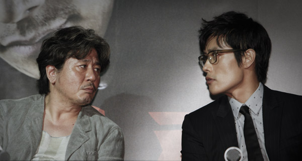 ▲ 영화 '악마를 보았다' 언론시사회에 참석한 배우 최민식(좌)과 이병헌(우) ⓒ 뉴데일리