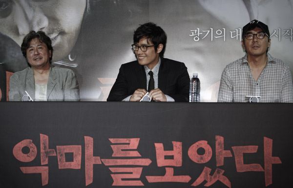 ▲ 영화 '악마를 보았다' 언론시사회 현장(왼쪽부터 배우 최민식, 이병헌, 김지운 감독) ⓒ 뉴데일리