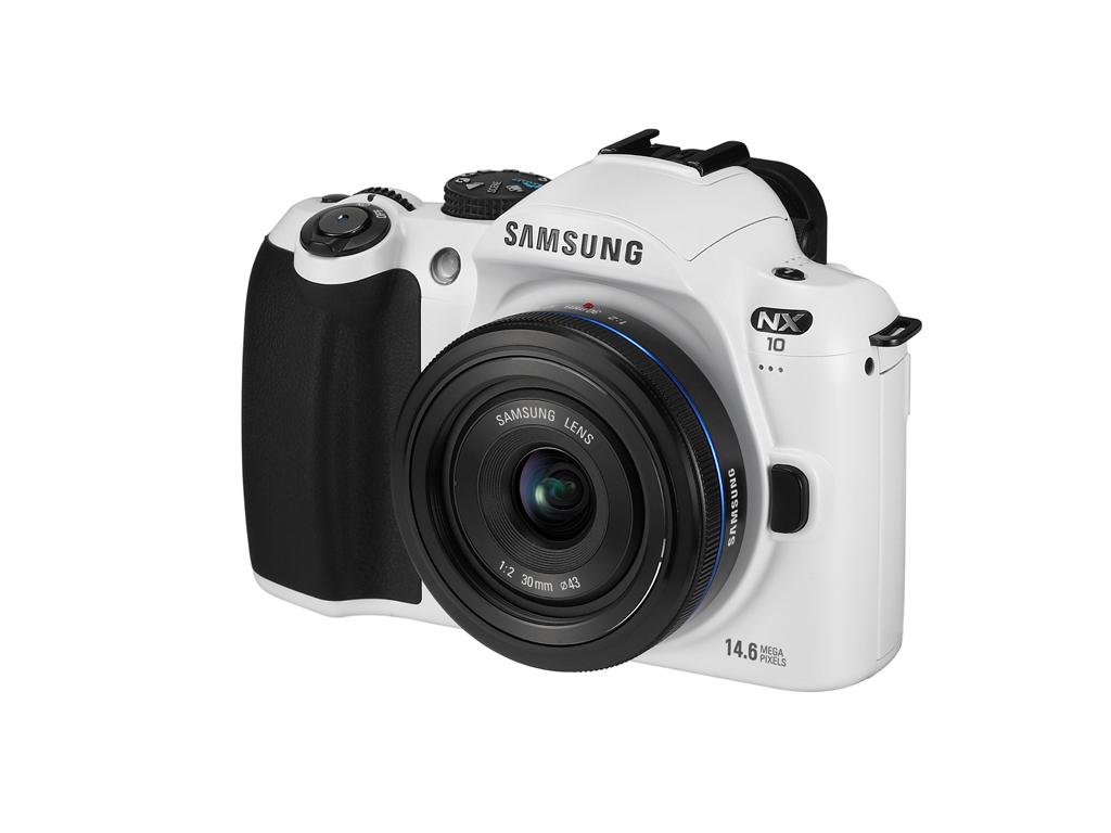 ▲ 지난 4월말 출시해 1000여대의 초도 물량이 보름 만에 완전 매진되는 등 소비자들의 큰 인기를 얻었던 삼성NX10 화이트에디션 패키지가 추가로 출시됐다. ⓒ 뉴데일리