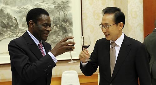 ▲ 이명박 대통령이 12일 청와대에서 열린 테오도로 오비앙 은게마 음바소고 적도기니 대통령 환영 오찬에서 건배를 하고 있다. ⓒ연합뉴스