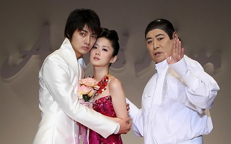 ▲ 김준과 장나라에 패션셔 무대 지도를 하고 있는 故 앙드레 김 ⓒ&nbsp;연합뉴스