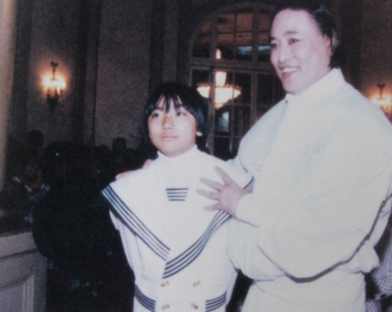 ▲ 1992년 바르셀로나 올림픽기념 패션쇼를 마치고 나서 아들(김중도 씨)과 함께 한 앙드레 김 ⓒ&nbsp;자료사진