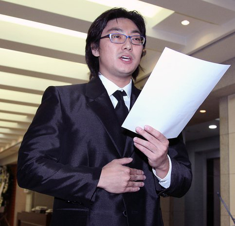 ▲ 12일 故 앙드레 김의 사망과 관련해 공식입장을 발표하고 있는 아들 김중도 씨 ⓒ 연합뉴스