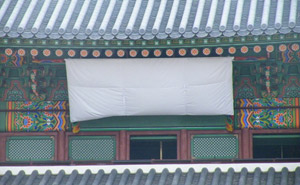 ▲ 광복절 일반 공개 전까지 흰색 천으로 가려져 있는 복원 된 광화문 현판 ⓒ 뉴데일리