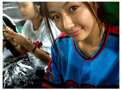 ▲ 정수정이 롯데자이언트 유니폼을 입고 야구관람을 하는 인증샷을 자신의 미니홈피에 올렸다.' ⓒ&nbsp;정수정 미니홈피