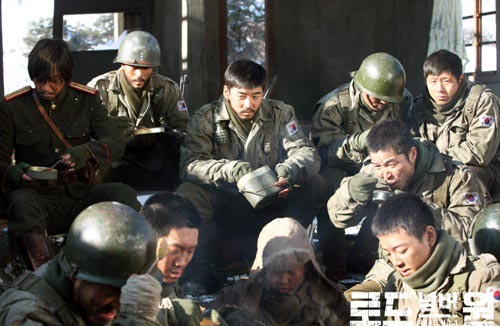 ▲ 인민군과 국군이 함께 저녁 식사를 하는 장면. ⓒ&nbsp;자료화면