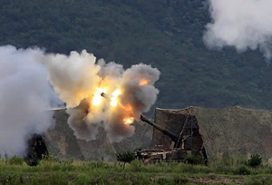 ▲ 지난 6일 한국군 단독의 서해 해상기동훈련에 맞춰 백령도에서 K-9 자주포가 위용을 자랑하며 포탄을 발사하고 있다. ⓒ 연합뉴스