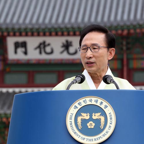 ▲ 이명박 대통령이 15일 서울 광화문광장에서 열린 제65주년 광복절 경축식에서 경축사를 하고 있다. 뒤로 현판 제막식을 마친 광화문이 보이고 있다. ⓒ연합뉴스