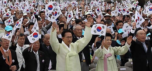 ▲ 이명박 대통령과 부인 김윤옥 여사, 김영일(왼쪽 두번째) 광복회장과 각계 및 시민대표 등이 15일 오전 서울 광화문 광장에서 열린 제65주년 광복절 경축식에서 만세삼창을 하고 있다. ⓒ연합뉴스