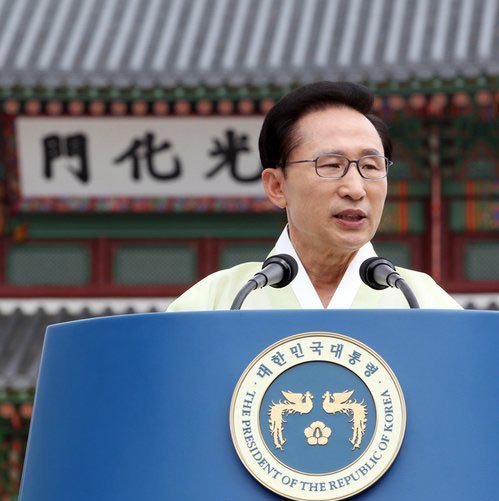 ▲ 이명박 대통령이 15일 서울 광화문광장에서 열린 제65주년 광복절 경축식에서 경축사를 하고 있다. 뒤로 현판 제막식을 마친 광화문이 보이고 있다. ⓒ연합뉴스