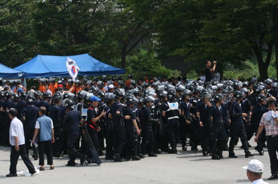 ▲ 15일 오후 경기도 통일대교 앞에서 보수단체와 진보단체들이 대치하고 있다. ⓒ 뉴데일리