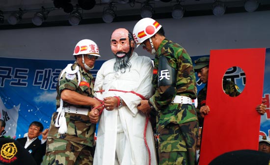 ▲ 대한민국 고엽제전우회가 한상렬 체포 퍼포먼스를 진행하고 있다. ⓒ 뉴데일리