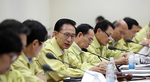 ▲ 이명박 대통령이 국가비상사태에 대비한 대응태세 등을 점검하기 위해 16일 오전 청와대에서 열린 을지국무회의를 주재하고 있다. ⓒ연합뉴스