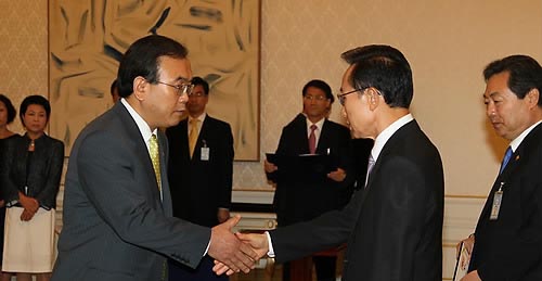 ▲ 이명박 대통령이 16일 청와대에서 박영준 지식경제부 2차관에게 임명장을 주고 있다. ⓒ연합뉴스