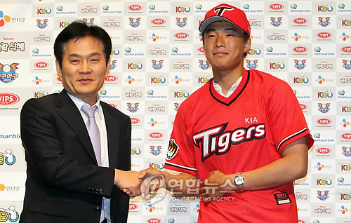 ▲ 덕수고 한승혁이 16일 삼성동 그랜드 인터컨티넨탈호텔에서 열린 프로야구 2011 신인선수 지명회의에서 기아 유니폼을 입고 있다.