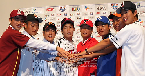 ▲ 16일 삼성동 그랜드 인터컨티넨탈호텔에서 열린 프로야구 2011 신인선수 지명회의에서 1순위로 지명받은 선수들이 포즈를 취하고 있다. 왼쪽부터 넥센 윤지웅(동의대), SK 서진용(경남고), 롯데 김명성(중앙대), LG 임찬규(휘문고), 기아 한승혁(덕수고), 삼성 심창민(경남고), 한화 유창식(광주제일고), 두산 최현진(충암고).