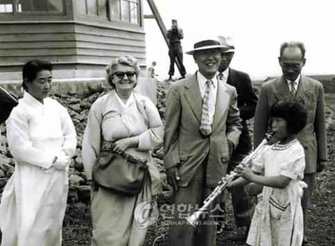 ▲ 제주국제관악조직위원회(위원장 김영호)가 한국전쟁이 한창이던 1952년 7월 3일에 찍은 빛바랜 흑백사진 속의 '클라리넷 소녀'를 찾고 있다. 조직위가 찾는 주인공은 사진 속에서 제주도를 방문한 이승만 대통령 내외 앞에서 자신의 키만 한 클라리넷을 부는 단발머리 소녀. 영부인인 프란체스카 여사의 오른쪽에 황온순 한국보육원 원장이 자리한 점으로 미뤄 소녀는 한국보육원 관악대 단원이자 전쟁고아 중 한 명일 것으로 추정하고 있다. 현재 추정 나이는 65세 전후.