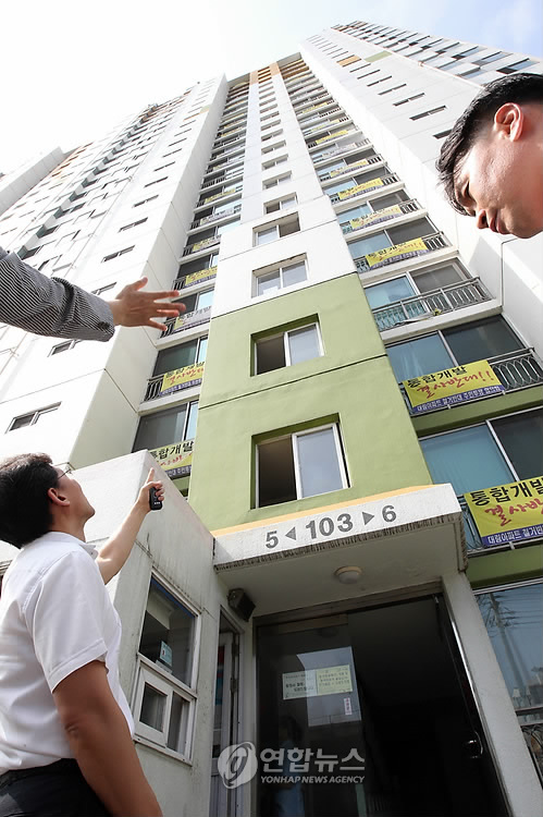 ▲ 18일 오전 7시20분께 서울 용산구 이촌동 D아파트 1층 현관 앞에서 삼성그룹 창업주인 고(故) 이병철 회장의 손자인 이재찬(46)씨가 숨져 있는 것을 경비원이 발견해 경찰에 신고했다. 사진은 투신 현장 모습.