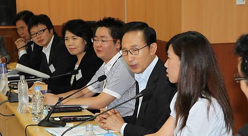 ▲ 이명박 대통령이 19일 오전 서울 마포구 성산동 강북청년창업센터에서 비상경제대책회의를 열어 청년창업 지원대책 등을 논의하고 있다. ⓒ연합뉴스