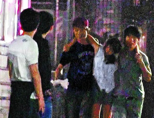 ▲ 만취한 여성을 부축한 채 술집 밖으로 나서고 있는 주걸륜 일행. ⓒ&nbsp;스포츠서울