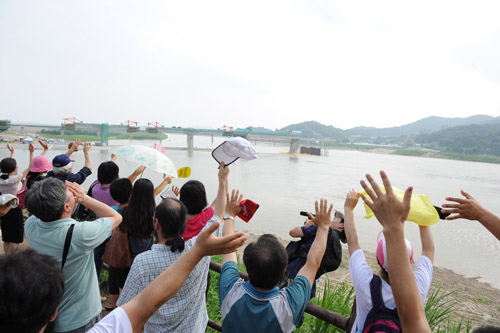 ▲ 이포보 고공 농성장 인근 장승공원에서 16일 환경단체 회원 등이 시위자들을 향해 손을 흔들고 있다. ⓒ 뉴데일리