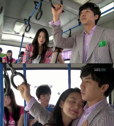 ▲ 큰 물을 무서워하는 미호가 대웅의 품에 안겨 행복해 하고 있는 장면에 신민아가 부른 '샤랄라' 가 흘러나와 시청자들의 가슴을 두근거리게 했다. ⓒ 방송화면