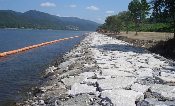 ▲ 경기도 가평군 청평면 삼회리 한강 9공구 구간. 자연석으로 정비되기 전엔 퇴적도와 쓰레기가 어지러웠던 곳이다. ⓒ 뉴데일리