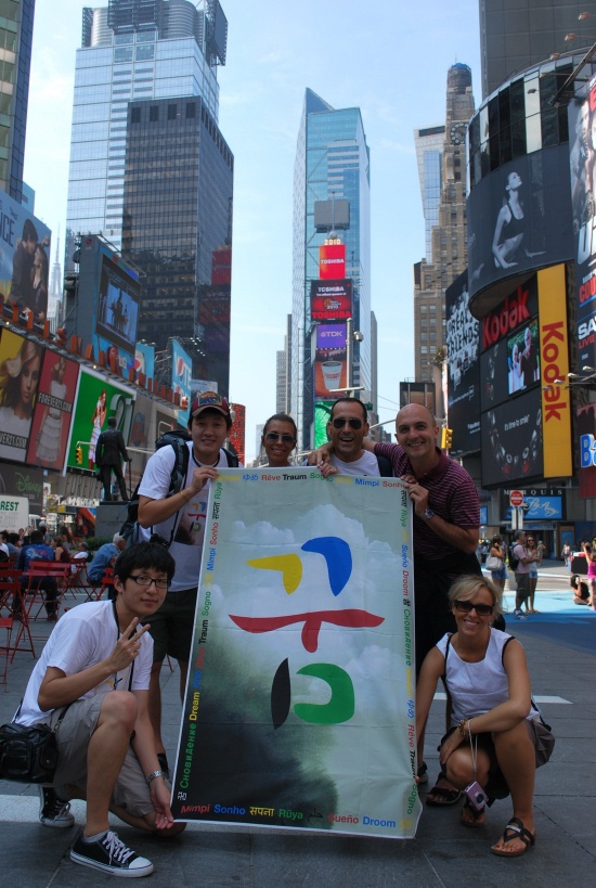 ▲ 타임스스퀘어 광장에서 자신의 꿈을 적은 후 기념촬영을 하고있는 외국인들과 대학생들. ⓒ 뉴데일리