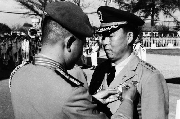 ▲ 한국대사관 무관 시절 월남군 총사령관으로부터 공로훈장을 받았다