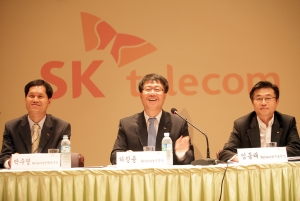 ▲ 19일 오전 10시 반 SK텔레콤 을지로 본사에서 열린 에서 SK텔레콤 Network부문 임원진들이 기자들의 물음에 답하고 있다. 왼쪽부터 박수영 Network전략본부장, 하장용 Network부문장, 임종태 Network기술원장. ⓒ 뉴데일리