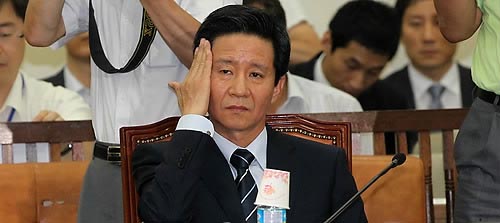 ▲ 이재훈 지식경제부장관 내정자가 20일 오전 국회 지경위 인사청문회에서 의원질의를 들으며 한손으로 흐르는 땀을 닦고 있다. ⓒ연합뉴스