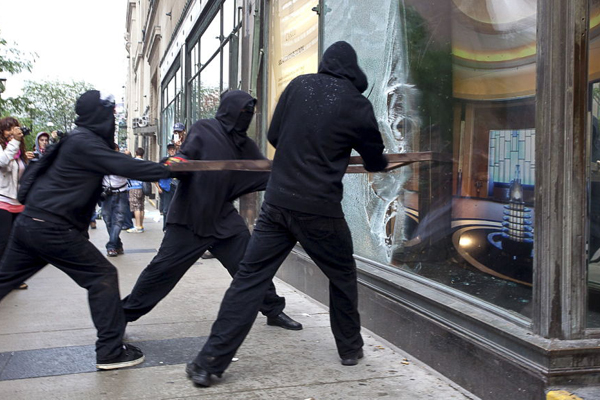 ▲ 지난 6월 28일 캐나다 토론토에서 열린 제4차 G20 정상회의 당시 이에 반대하는 시위대가 상가 진열장을 파괴하고 있다. ⓒ 뉴데일리