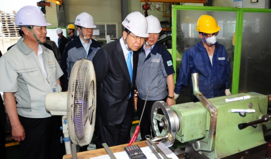 ▲ 정준양 포스코 회장은 19일 2차 거래기업인 선일기공 생산현장을 방문해 포스코 경쟁력 확보에 기여해준 데 감사를 표하고 애로사항을 점검했다. 왼쪽부터 선일기공 김호식 사장, 서울엔지니어링 이원석 사장, 정준양 포스코 회장, 서울엔지니어링 이해양 상무. ⓒ 뉴데일리