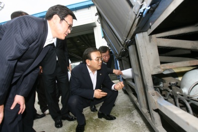 ▲ 서울 CNG 버스 폭발 사고와 관련해 안전관리 현장 점검을 수행하고 있는 (왼쪽부터) 박환규 한국가스안전공사 사장, 박영준 지식경제부 제2차관. ⓒ 뉴데일리