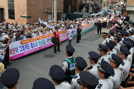 ▲ 보수단체 대한민국어버이연합은 경찰들이 둘러싼 서울 홍제동 보안분실 앞에서 