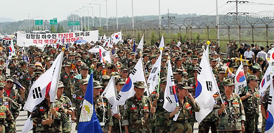 ▲ 보수단체 라이트코리아, 고엽제전우회 등은 통일대교 앞에서 