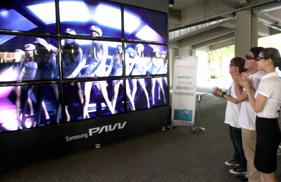▲ 공연장을 찾은 관람객들이 삼성전자가 아바타 3D 촬영팀과 함께 제작한 보아&middot;소녀시대의 3D 뮤직비디오를 대형 3D TV 스크린을 통해 감상하고 있다. ⓒ 뉴데일리