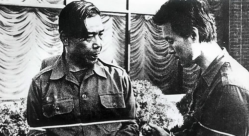 ▲ 박정희 전 대통령을 쓰러뜨린 10.26사태의 총성은 그의 주변 인물들의 삶까지 송두리째 바꿔 놓았다. 사진은 1979년 당시 김재규 중정부장이 박 전 대통령 시해사건 현장 검증하는 모습. ⓒ 연합뉴스