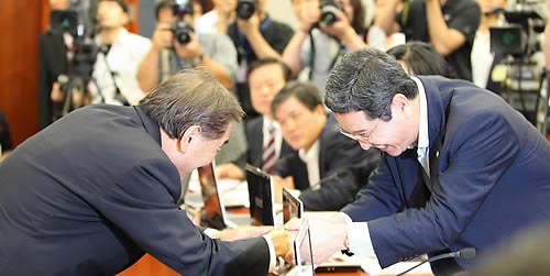 ▲ 이재오 특임장관 후보자가 23일 오전 국회에서 열린 특임장관 후보자에 대한 인사청문회에 앞서 의원들에게 90도로 허리를 굽혀 인사를 하고 있다. ⓒ연합뉴스