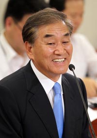 ▲ 이재오 특임장관 내정자가 23일 국회 운영위원회에서 열린 인사청문회에서 미소짓고 있다. ⓒ연합뉴스