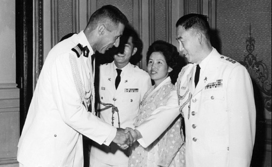 ▲ 국군의 날을 기념하는 한국대사관 파티에서 외국무관을 맞이하는 이대용 전 주월공사