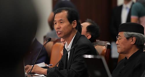 ▲ 민주당 최문순 의원이 24일 오전 국회에서 열린 신재민 문화체육관광부 장관 내정자 인사청문회에서 부동산 투기 의혹에 대해 질의하고 있다. ⓒ연합뉴스