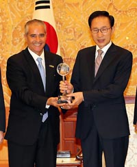 ▲ 이명박 대통령이 24일 청와대에서 아흐메드 조글라프 유엔생물다양성협약(UNCBD) 사무총장으로부터 `생물다양성협약 공로상'(CBD Award)을 받고 있다. ⓒ연합뉴스