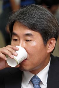 ▲ 신재민 문화체육관광부 장관 후보자가 24일 오후 국회 문화체육관광방송통신위원회에서 열린 인사청문회 도중 물을 마시고 있다. ⓒ연합뉴스