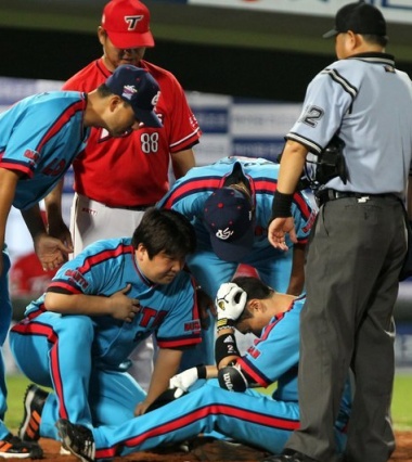 ▲ 24일 부산 사직야구장에서 열린 프로야구 기아 대 롯데경기. 9회말 2사에서 롯데 조성환이 기아 마무리 투수 윤석민의 공에 머리를 맞아 쓰러졌다. ⓒ&nbsp;연합뉴스