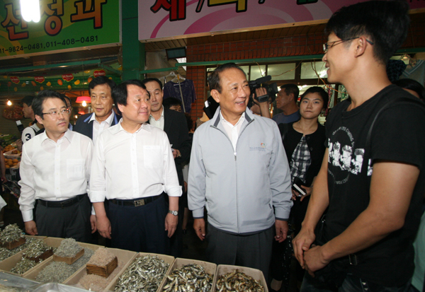 ▲ 미소금융중앙재단이 도마큰시장의 미소금융 수혜자 점포에 방문해 격려하고 있다(왼쪽부터 금융위원회 권혁세 부위원장, 대전광역시 염홍철 시장, 미소금융중앙재단 김승유 이사장) ⓒ 뉴데일리