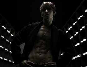 ▲ 아오이 소라의 귀국 장면을 담은 판도라TV 동영상 캡처. 아오이 소라에게 꽃다발을 안기는 달마시안 멤버의 뒷모습이 보인다. ⓒ 뉴데일리