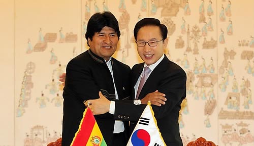 ▲ 이명박 대통령과 후안 에보 모랄레스 아이마 볼리비아 대통령이 26일 청와대에서 볼리비아 내 리튬 자원 개발에 관한 기본합의서 등 협정 체결식을 마친 뒤 포옹하고 있다. ⓒ연합뉴스