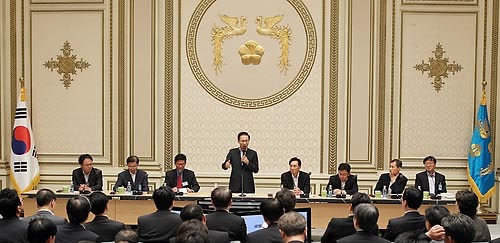 ▲ 이명박 대통령이 27일 오전 청와대에서 확대비서관회의를 주재하고 있다. ⓒ연합뉴스