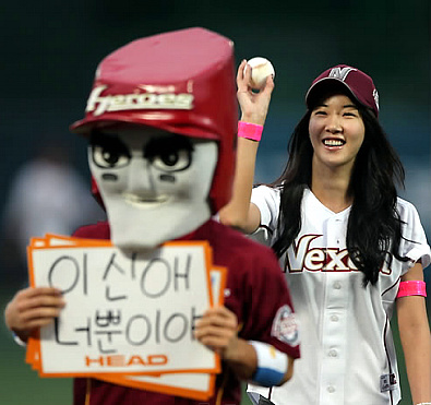 ▲ 영화배우 장미인애가 26일 오후 서울 목동야구장에서 벌어진 2010 프로야구 넥센-한화 경기에서 시구한 뒤 턱돌이에게 공을 던지며 환하게 웃고 있다.ⓒ 연합뉴스